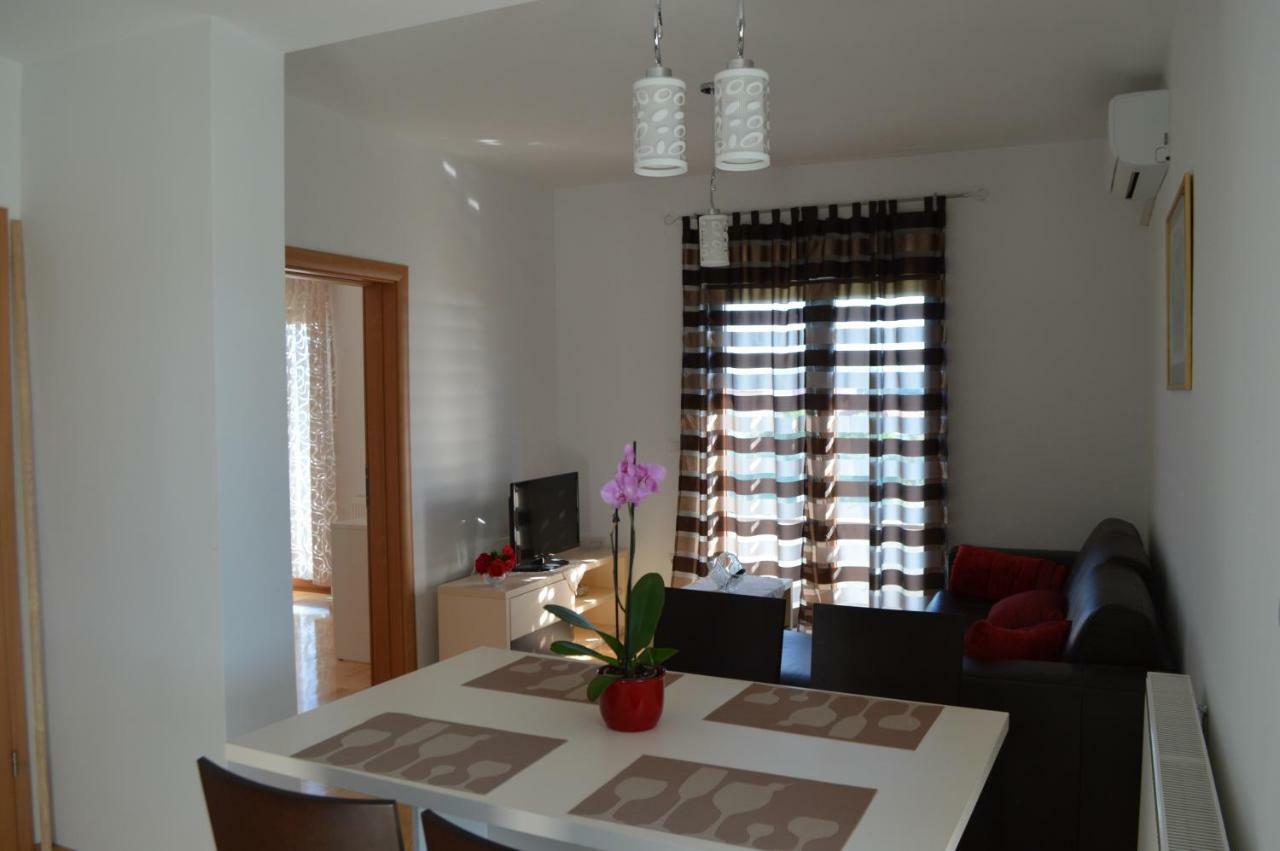 Apartmani Mila Sukošan Exterior foto